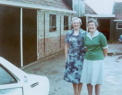 Photo Two Ladies & House (Blumenstein) 